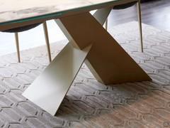 The solid base is formed by two intertwining oblique elements made of painted metal