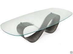 Large top in extra-clear baked glass. The 'irregularities' of the surface provide a strong scenic impact
