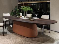 Barrel-shaped Botero table, with wooden top essence RB Burnt Oak and base in spatulate clay AR11 Marrakech