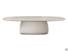 Botero rectangular barrel-shaped table with the largest of the available bases, 143 cm wide by 66 cm deep. Available on all table tops of 300 cm or more