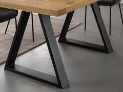 The supporting structure is composed of rectangular-section trestles in black painted metal