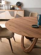 The large surface area of the 160 cm round top shows the natural characteristics of solid wood such as grain, knots and light-dark contrasts