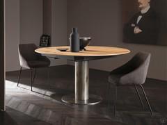Thanks to the side view, one can also appreciate the flaring of the flat edge, which lightens the profile
