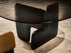 Detail of the specially shaped square glass top with rounded edges