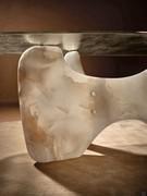 In the proposed shot, we can admire the curved, softly curved section of the plinth, clad in the precious colouring of the sophisticated 'onyx stone', and with a unique aesthetic effect