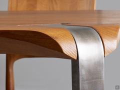 Detail of the hollowed-out and rounded corner, with the Decor oxidised metal leg in the centre