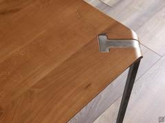 Detail view of the bevel at the corners of the top, also accompanied by the rounded profile of the steel legs