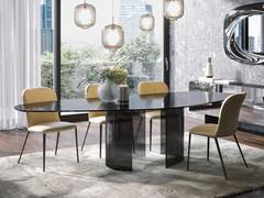 Clearly visible is the particular structure of the base, composed of two sheets of curved wrought glass that, in turn, contribute to an overall lightening of the volumes