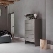 Amandla is charcaterised by a vertical recess grip, elegant and practical for an easy opening