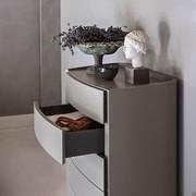 Full extending drawers with soft closing system; sides are covered in Linen grey extured melamine