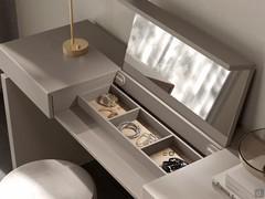 Compartment equipped with a makeup mirror, LED lights and jewellery tray with a leather bottom