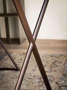 Cross-leg frame in embossed metal, here proposed in GFM18 Bronze finish