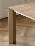 Triangular-section metal leg with a wide, linear outer side. Also available in the special finishes vertical brushed bronze and vertical brushed titanium