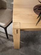The Bogotà table is supported by four solid oak legs, brushed and stained like the top. Note on the top the presence of another solid wood 'butterfly', an insert that testifies to the craftsmanship of the complement