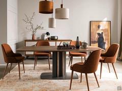 View of the tubular steel base of the Bahia table in the two-tone version, with elements in Cluny painted metal and contrasting elements in Smooth Pewter painted metal