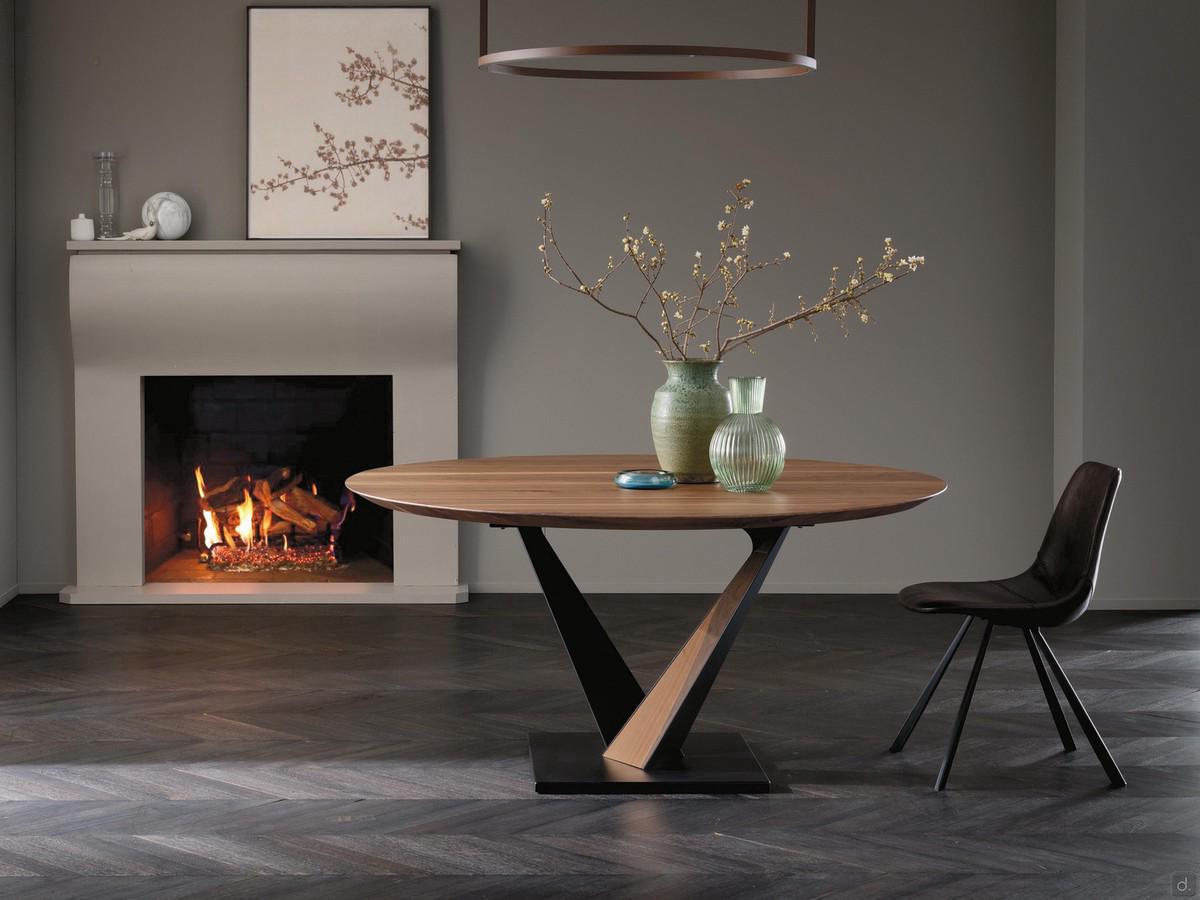 Wood and metal table with central Fortaleza base. Ø160 cm fixed round model in solid walnut. Inclined edges, black painted metal base and walnut inserts