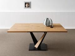 Fortaleza table with extended top thanks to the 'book' mechanism, central extension of 60 cm. Kuba oak top and black metal base with insert to match the top