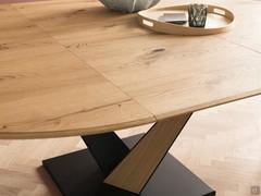 With the photo in detail we can appreciate the natural characteristics of the wood, grains and knots. The top is made of Kuba oak