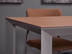 Detail of the metal under-top to match the leg, with its 45° flared shape