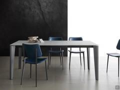 The frame with shaped perimeter legs and rectangular top identify the Camelot table as a multi-purpose complement that stands out for its solidity, ergonomics and clean design