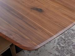 Detail of the edge of the top machined 'saponetta' and the aesthetic rendering of the walnut essence