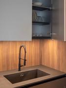 Washing up zone with wall cabinet with dish rack