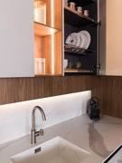 Focus on the wall-mounted dish drainer of the Plan Rift 01 kitchen