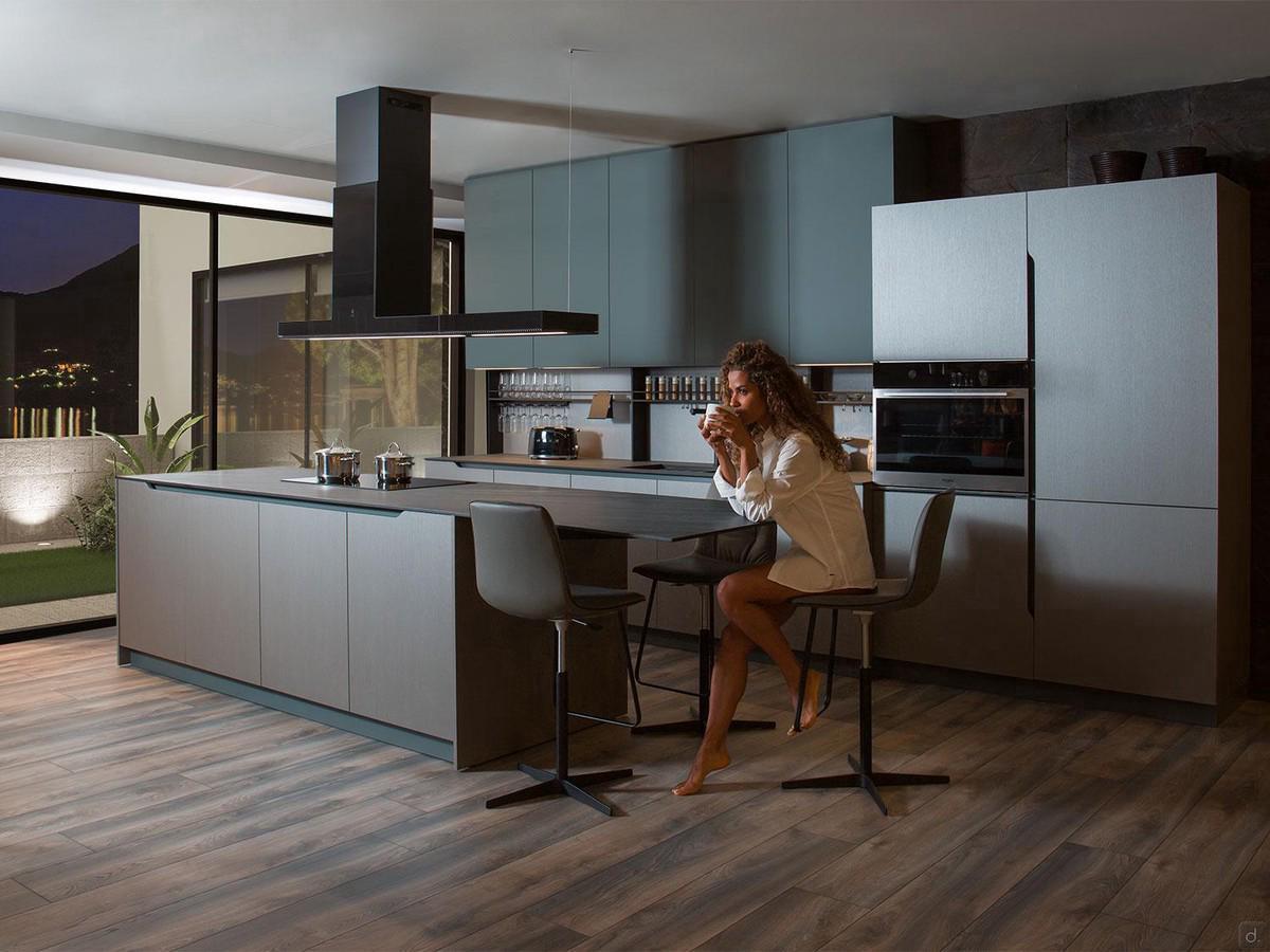 Cucina con isola cottura e piano snack integrato KLab Twist