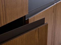 Burnished groove integrated in the door