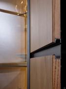 Burnished groove integrated in the door