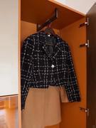 Good storage capacity for hangers and objects thanks to the dedicated compartment with lower shelves