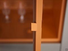 Integrated handle along the profile of the display case frame, fully matt lacquered earthenware