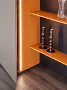Open compartment framed between storage elements with an overhanging door. The door overhang towards the centre of the compartment is 16 cm. LED lighting on interior sides