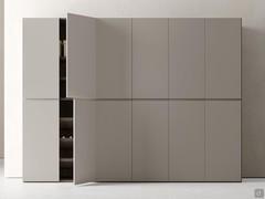 Level Wide four-season wardrobe with reduced depth, which can be equipped with pull-out accessories, drawers and shelves