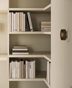 The 3.5 cm thick shelves offer plenty of space for books, objects and accessories