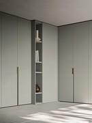 Midley Wide hinged wardrobes with "Midley + Rev" opening joined by a Wide module in the corner: a space-saving solution that makes it possible to create a small walk-in wardrobe even in reduced spaces