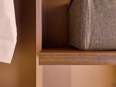 Internal shelves in natural walnut veneer on matt lacquered Nude interior, one of the possible colour and material combinations for the accessories of the Driver Wide corner module