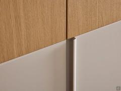 Detail of the matt lacquered half-height groove, which can be made to match the lower panels or in contrast, in all sample colours