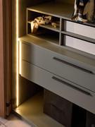 The interior fittings, such as drawers, shelves and rasters, are available in melamine or Skin Effect matt lacquered in the sample colours. Shown here in Origano matt lacquer