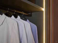 Detail of the vertical LED, an indispensable accessory for an organised and well-lit wardrobe inside. The option is available in the tab dedicated to the interior equipment of Driver Wide wardrobes