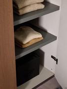 Origano matt lacquered shelves in a hinged module at the ends of a Driver Wide composition