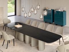 Guadalupe pendant lamp combined with the Ascari 12-seater table. The 7-, 8- and 9-light versions are particularly suitable for this kind of long, imposing table