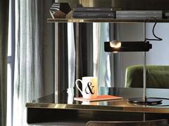 The lamp is also available in a table version that can be used on desks, desks or side tables