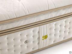 Detail of the handles that make it easier to move the mattress and the aerators that ensure air recirculation