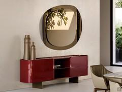 Gallant mirror in bronzed mirror glass, combined with the lacquered Keyra sideboard