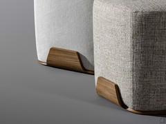 Detail of the curved wood element in Canaletto walnut, the main aesthetic feature of the ottoman and the entire Olos collection