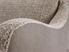 Detail of the curvature of the armrest and the two-tone upholstery of the Jolie outlet armchair