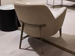 Rear view of the elegant lounge chair Lynn outlet 