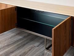 Canaletto walnut shows the typical grain of natural wood, both on the outside and inside.