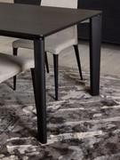 Slightly tapered legs for the Winston outlet table